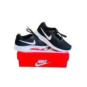Women’s Nike Shoes | Black/White | Size: 6.5